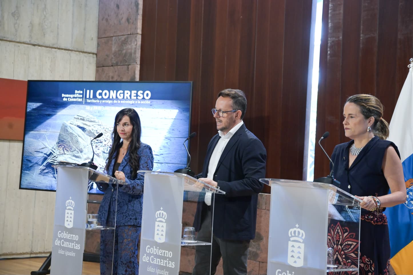 El encuentro tendrá lugar en Breña Alta entre los días 18 y 19 de junio bajo el título Territorio y arraigo: de la estrategia a la acción y ya cuenta con más de 200 participantes inscritos La conferencia inaugural estará a cargo del catedrático Serafín Corral, que hablará sobre el REF Verde “Fijar población al territorio precisa de servicios y actividad económica”. Así lo afirmó este jueves el viceconsejero del Gabinete del Presidente, Octavio Caraballo, durante la presentación del II Congreso de Reto Demográfico. Este encuentro se celebra este año en Breña Alta (La Palma) los próximos días 18 y 19 de junio con el objetivo de continuar construyendo un espacio de diálogo y reflexión en torno al desafío población y su impacto social, económico y territorial. Centrado en esta ocasión en el territorio y el arraigo, el encuentro abordará cuestiones clave para el futuro del archipiélago, como ‘la Canarias de los 15 minutos’. Esta fórmula, dijo el viceconsejero, “pretende diseñar un modelo territorial en el que las ciudades, los pueblos y los barrios del archipiélago tengan escala humana”. Apuntó al respecto que el 58% de la población en el archipiélago tiene acceso a los servicios básicos caminando menos de un cuarto de hora.